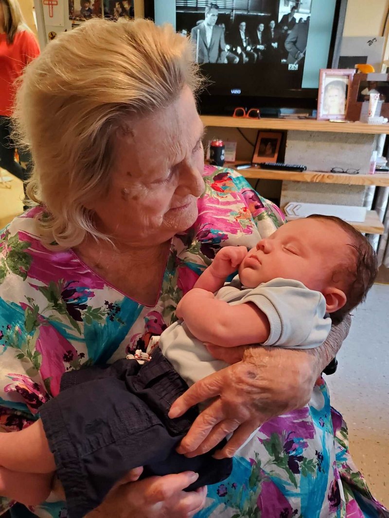 Violet Lorraine Hunt - Photo 20