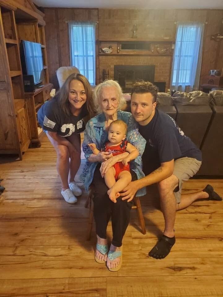 Billie Lou Delaney Leger - Photo 218