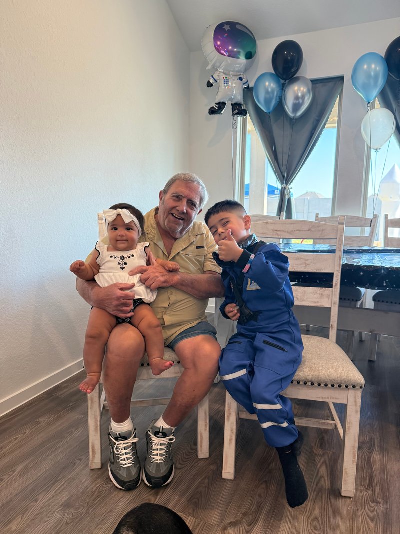 Roger Phillip Holsomback - Photo 3