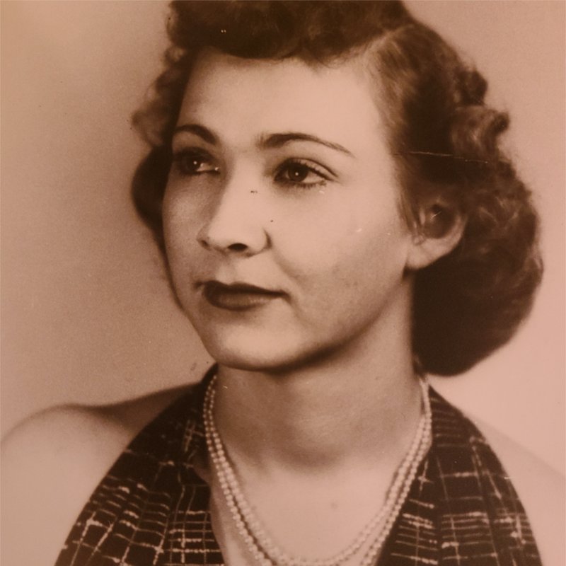 Sue Hollyfield - Photo 2